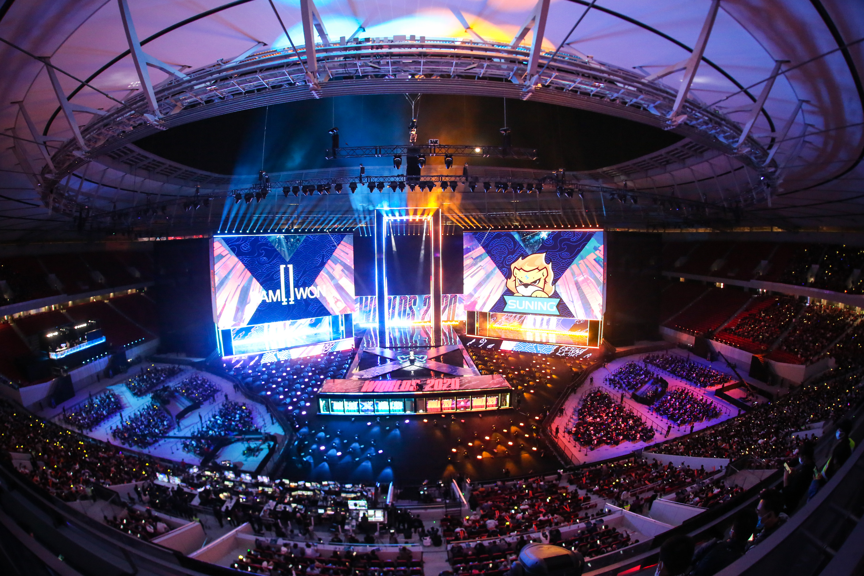 Dplus KIA 输给了 Hanwha Life Esports 在五场比赛中，并在 LCK Cup 中遭遇了他们的首次失利