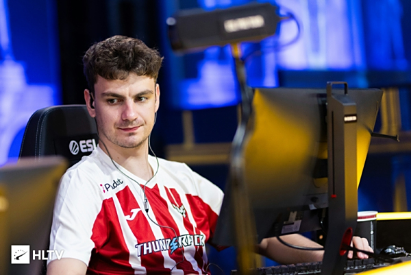 德州扑克中盘为何别贪（德州扑克中期为何应避免贪心）